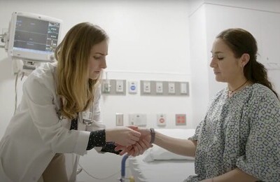 Кодирование Аквилонг в Гаврилов-Яме Врач держит пациентку за руку