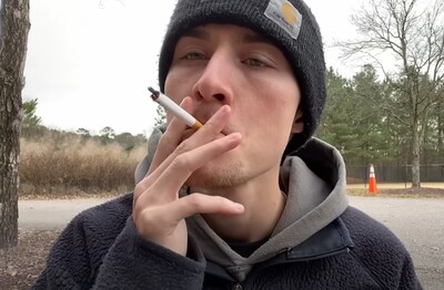 Лечение зависимости от табакокурения в Гаврилов-Яме Мужчина с сигаретой делает затяжку