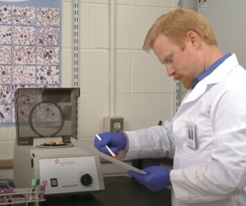 Клиника лечения наркозависимости в Гаврилов-Яме Врач в кабинете клиники