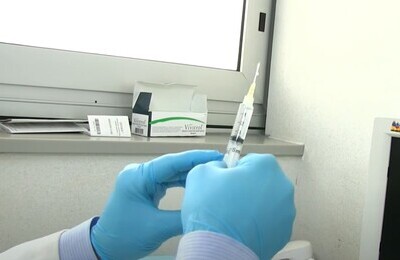 Проведение кодирования Вивитролом в Гаврилов-Яме Шприц с Вивитролом в руках у врача